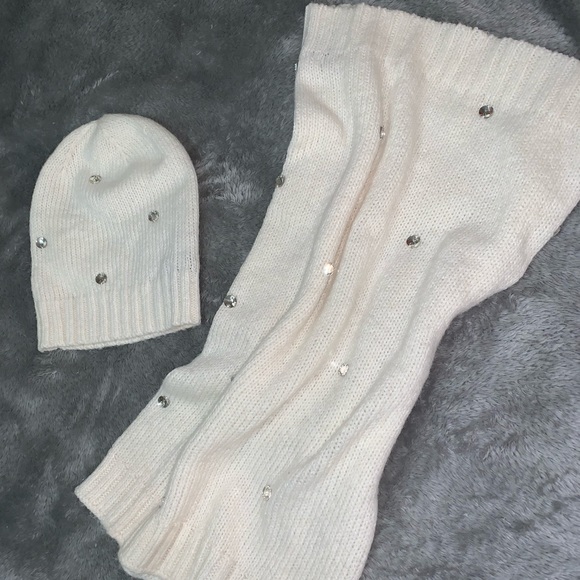 Scarf and beanie set - Picture 2 of 2
